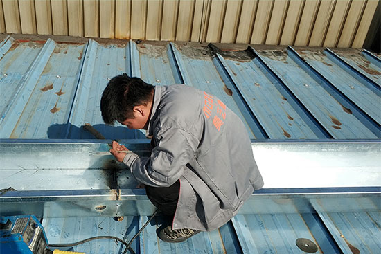水蜜桃成人网蜜桃网站在线观看金屬屋麵手動除鏽處理